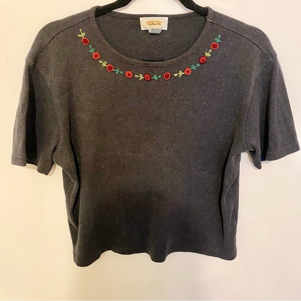 Vntg Talbots Gray Top Cotton LP Short Sleeve Cottagecore Red Rosebud Embroidery